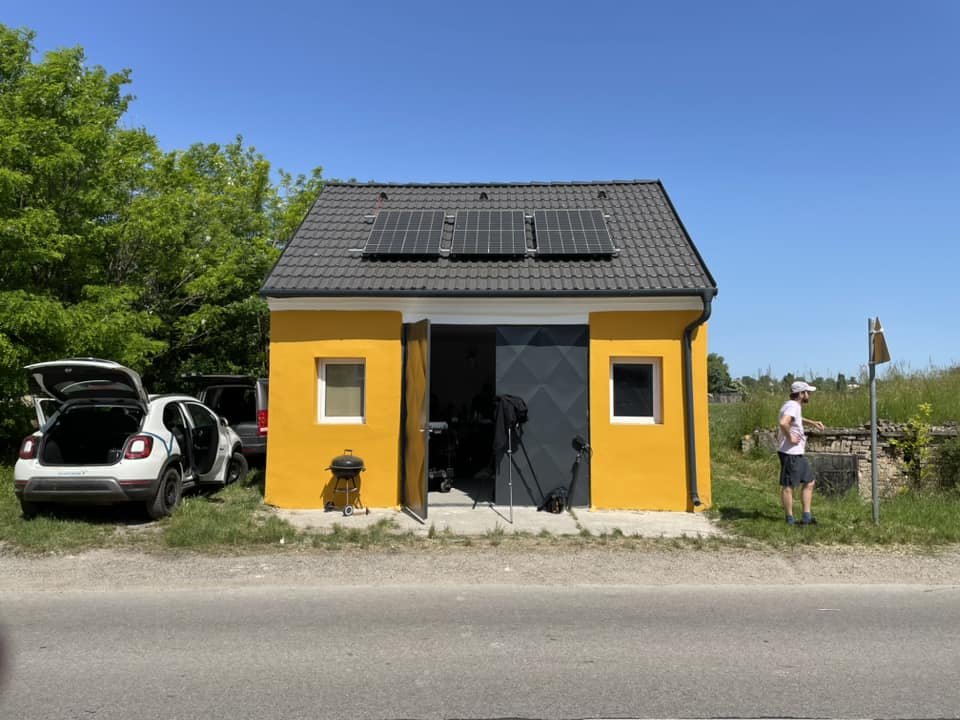 UZ Lab nach der Sanierung mit Photovoltaik am Dach